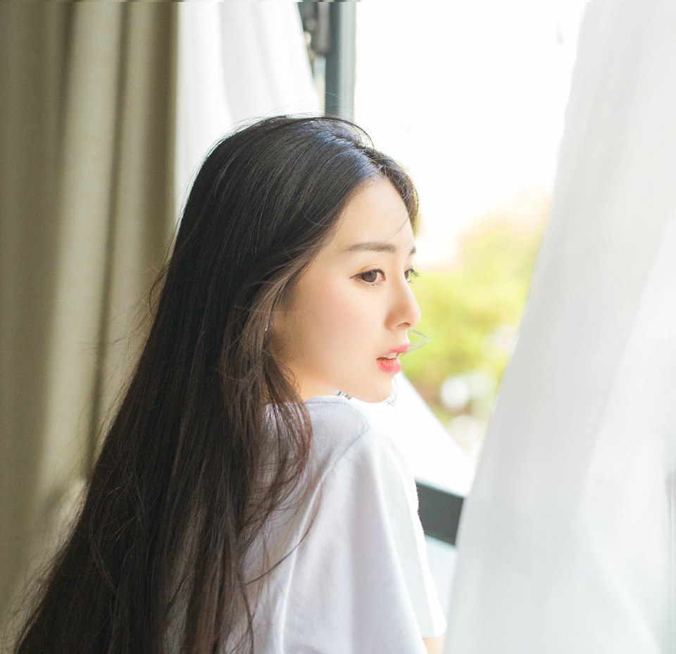 “什么？都督阵亡了！？”靠近一些的将士听到了那小卒的声音，整个江岸边顿时炸开了。